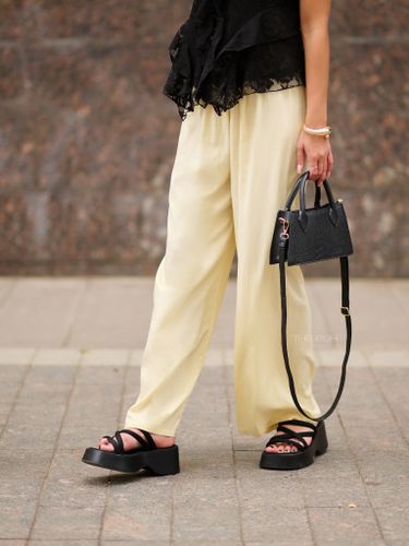 Широкие летние брюки желтого цвета на резинке
