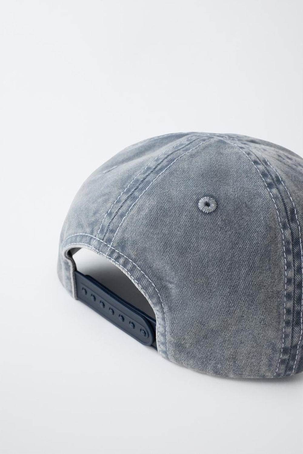 ZARA КЕПКА С ЭФФЕКТОМ ПОТЕРТОСТИ И ВЫШИВКОЙ, СВЕТЛО-СЕРЫЙ