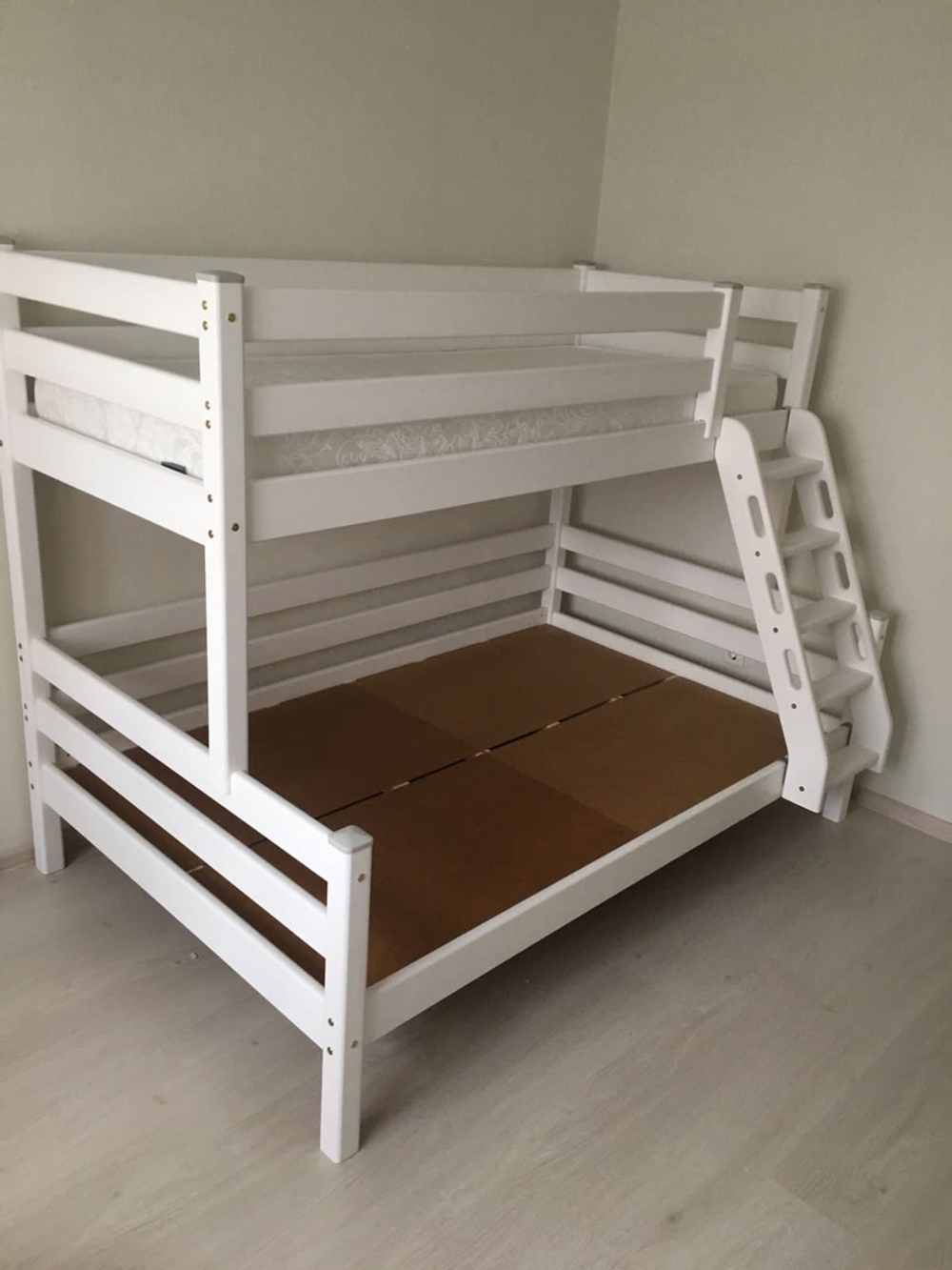 Кровать двухъярусная с наклонной лестницей Адель