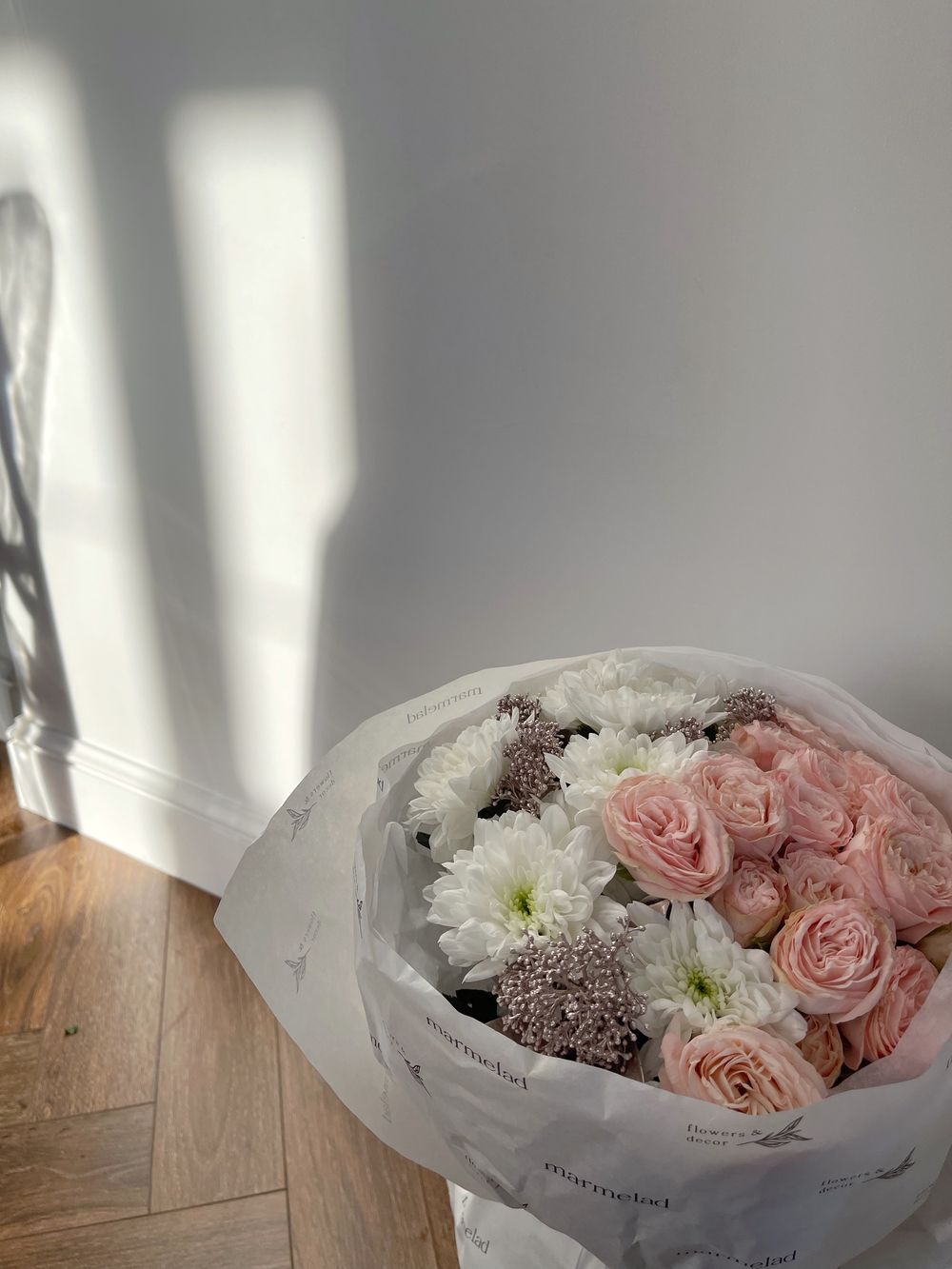 Букет из хризантем, кустовых пионовидных роз и блестящей скиммии