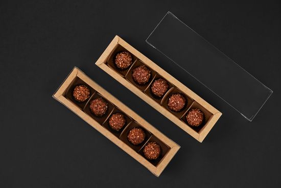 Упаковка с прозрачной крышкой для 5 шоколадных конфет