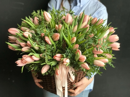 Корзина нежных тюльпанов с фисташкой