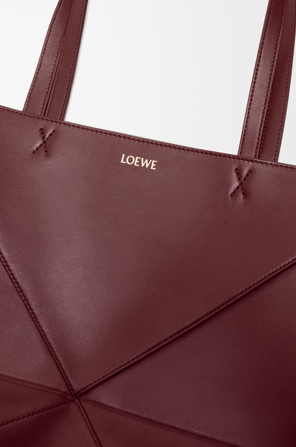 Loewe Средняя складная сумка-тоут Puzzle Fold из блестящей телячьей кожи, бургунди