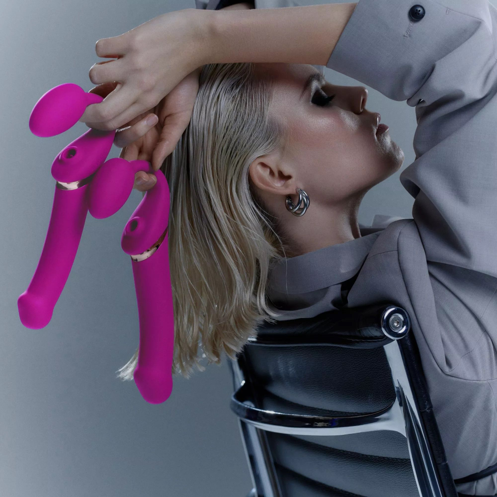 Ярко-розовый безремневой страпон Multi Orgasm Bendable Strap-On size L с клиторальной стимуляцией (Цвет: ярко-розовый)