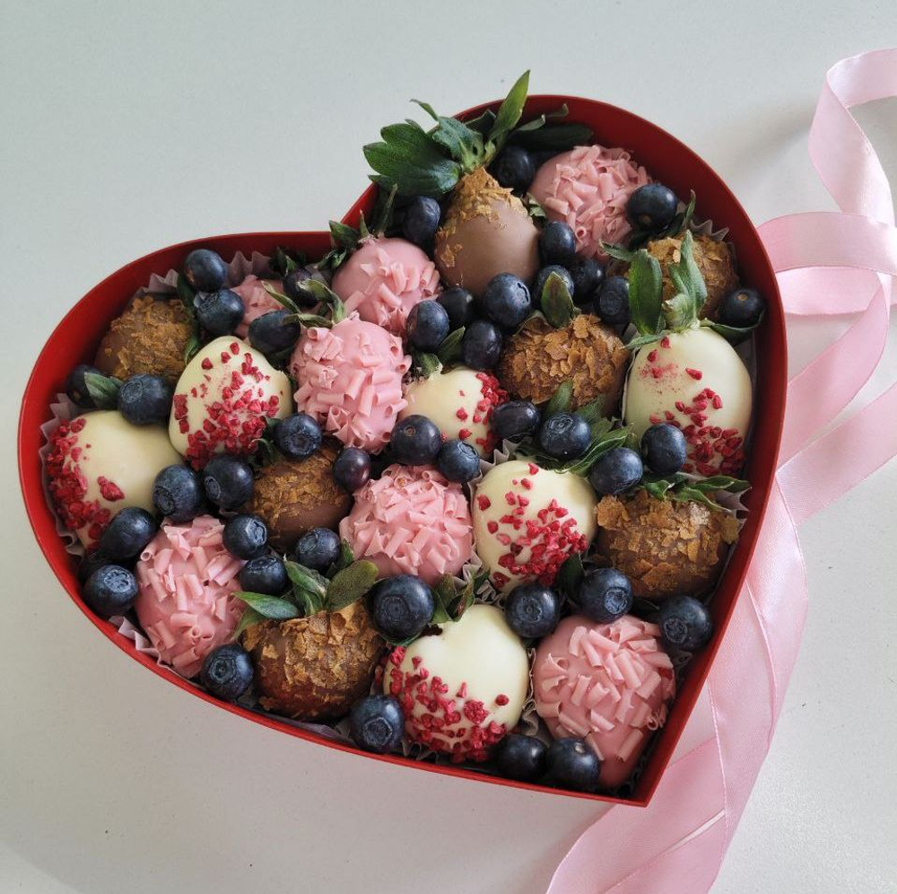 Сердце из клубники в шоколаде " Шоколадные Фантазии"
