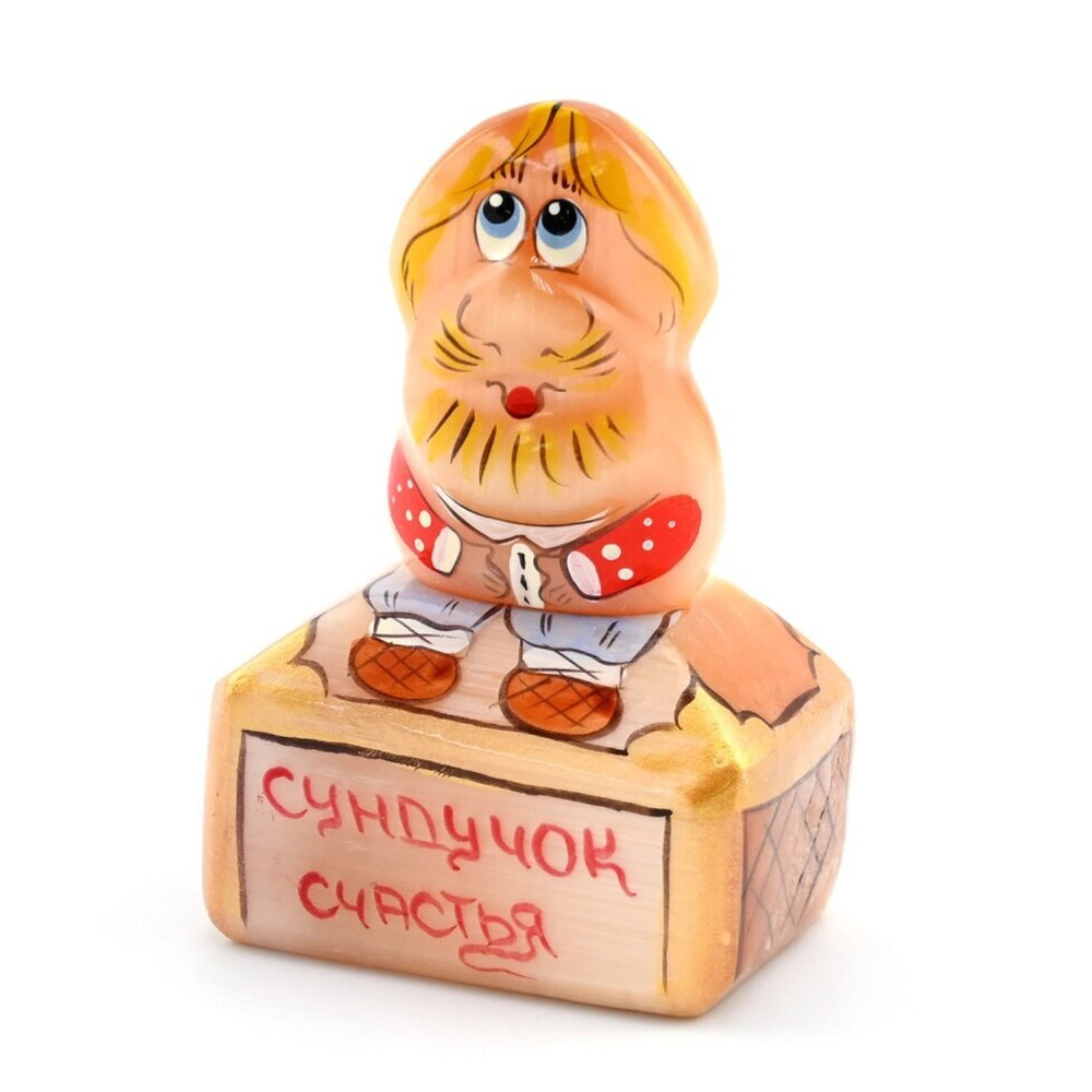 Скульптура из селенита "Домовой на сундуке счастья" 50*35*70мм