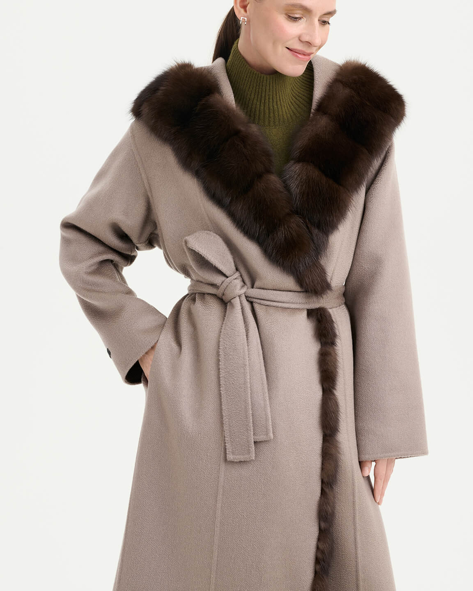 Пальто кашемировое с отделкой из меха соболя