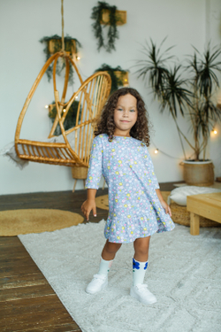 Платье с воланом "Розы на сером"