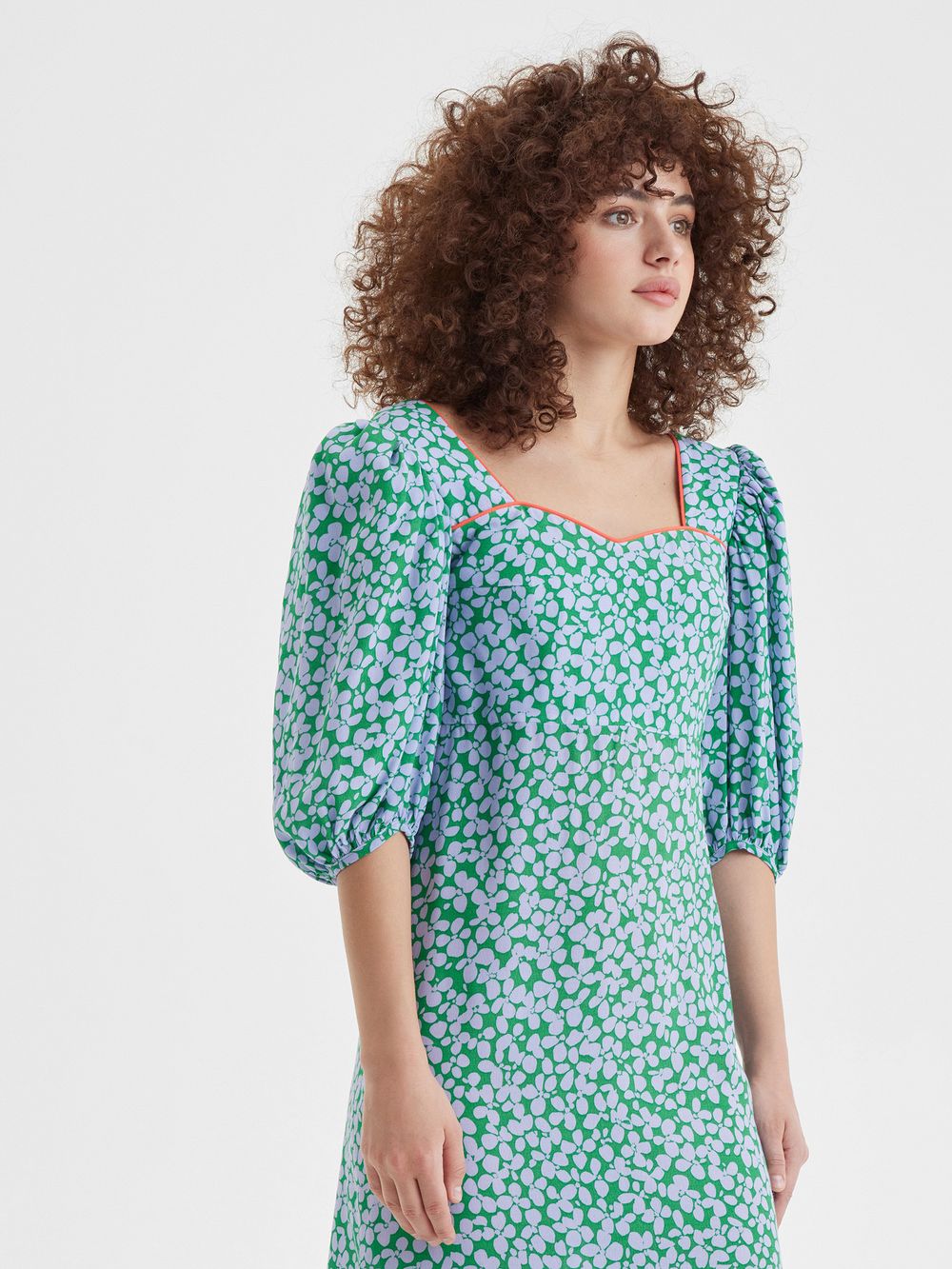 Платье с фигурным лифом и объемными рукавами "Фиалки"