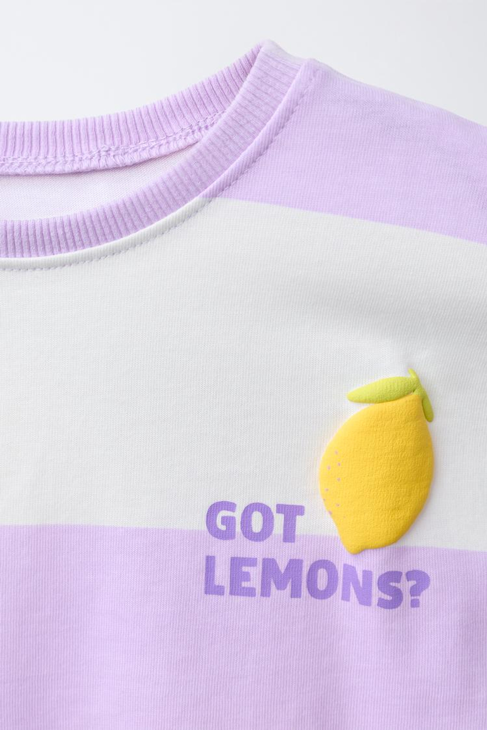 ZARA ФУТБОЛКА В ПОЛОСКУ С РЕЛЬЕФНЫМ ПРИНТОМ ФРУКТОВ, СВЕТЛАЯ МАЛЬВА