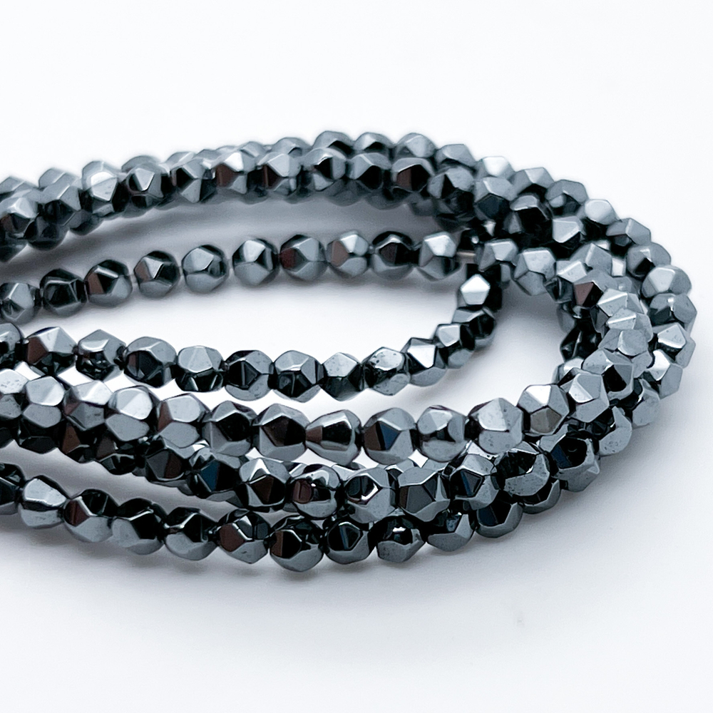 Гематит (имитация), цвет черный, размер около 4 мм, цена за 51-52 шт (1/2 нити)