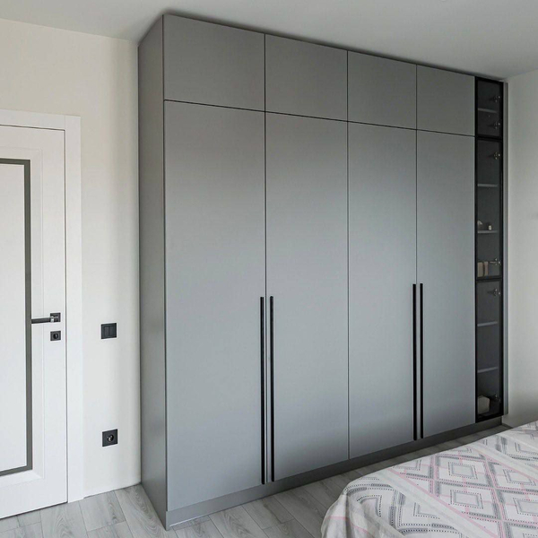 Шкаф на заказ до потолка со стеклянной витриной