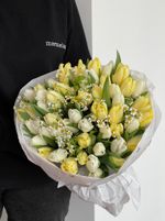 Букет большой из 51 белых, лимонных тюльпанов и ромашек