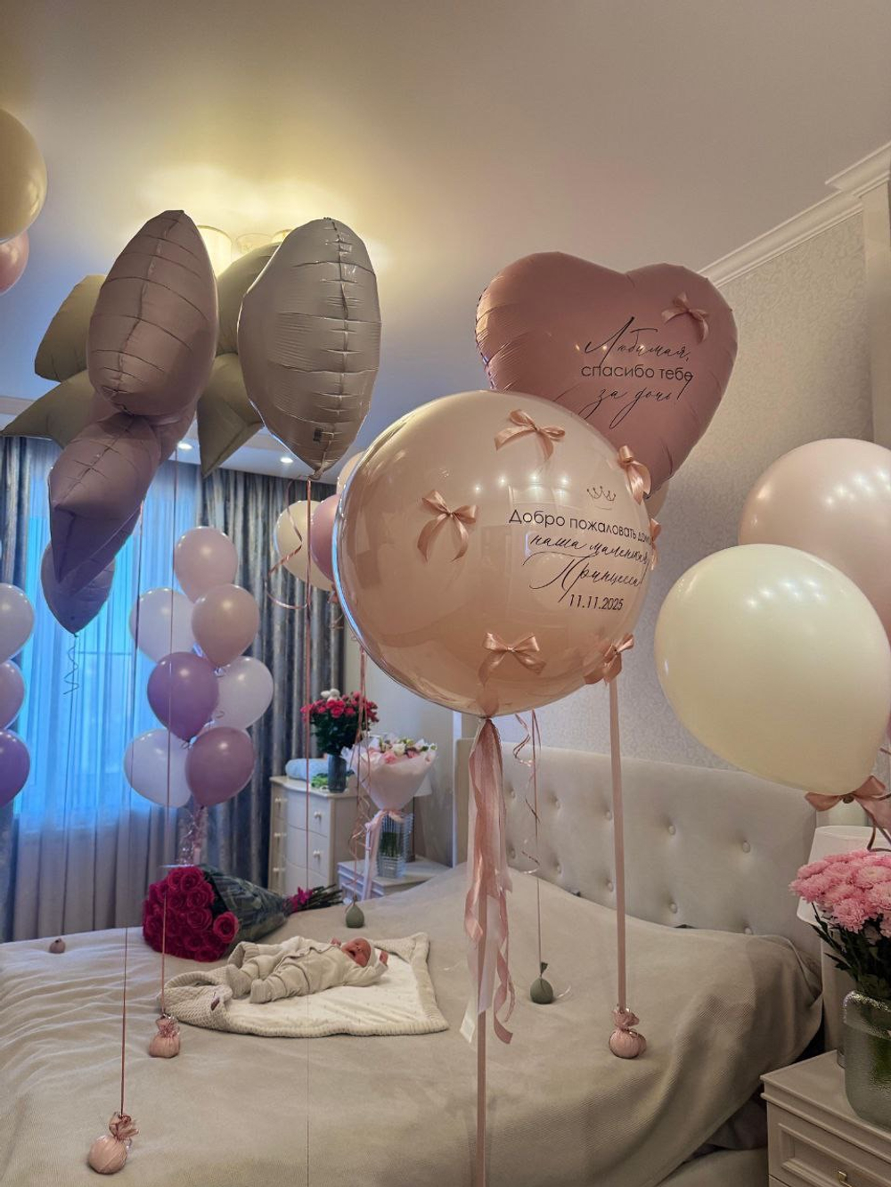Воздушные шары на выписку лаванда/песок/пыльная роза бантики №4114