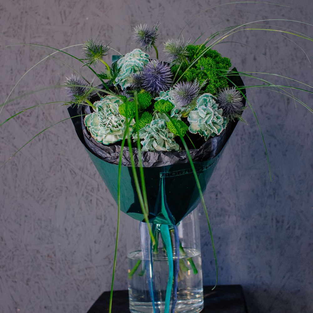 Необычный темный букет с эрингиумом