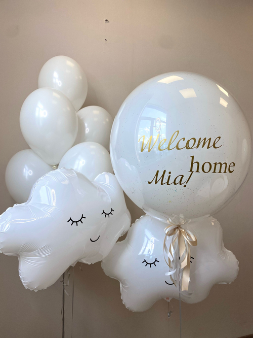 Большой стеклянный шар с надписью , облака с фонтаном из белых шаров