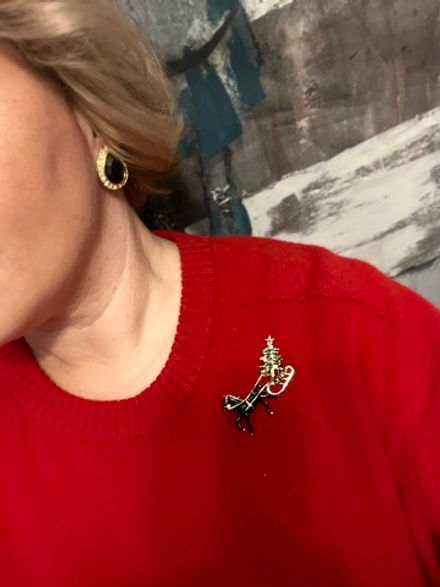 Новогодняя брошь лошадка с санями и елкой