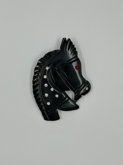 Крупная брошь в виде головы лошади