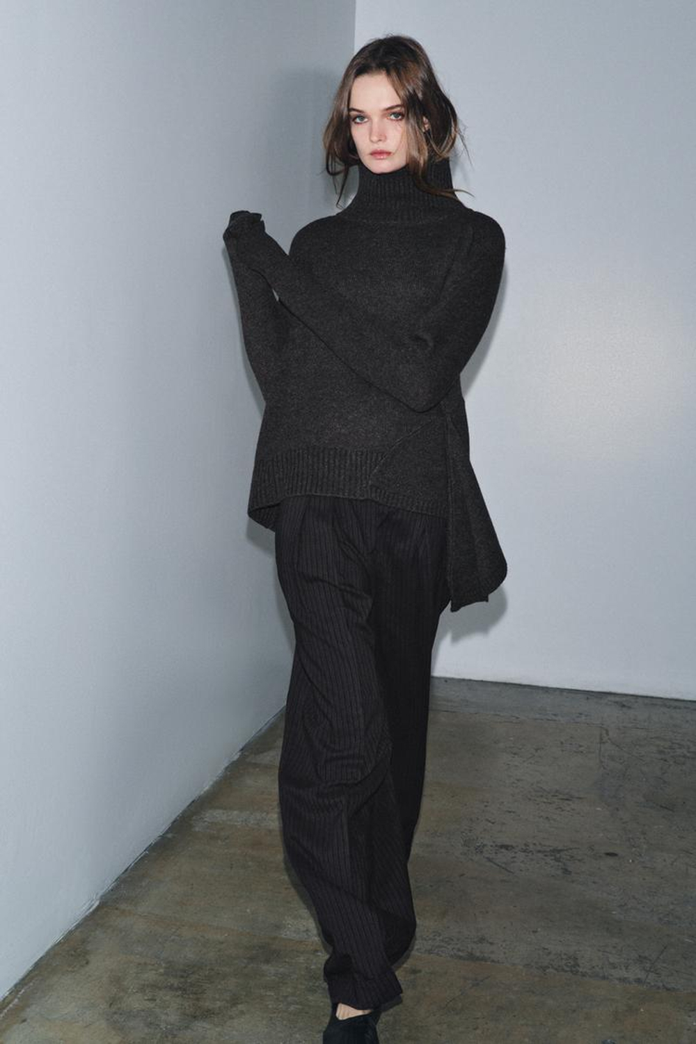 ZARA СВИТЕР ИЗ ШЕРСТИ С АСИММЕТРИЧНЫМ НИЗОМ, ТЕМНО-СЕРЫЙ