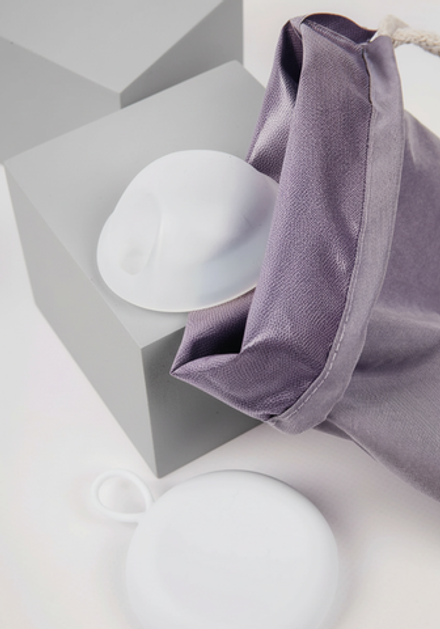 Менструальный диск с анатомической выемкой для извлечения