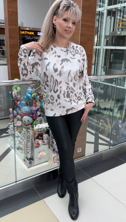 Светлый джемпер с абстрактным рисунком