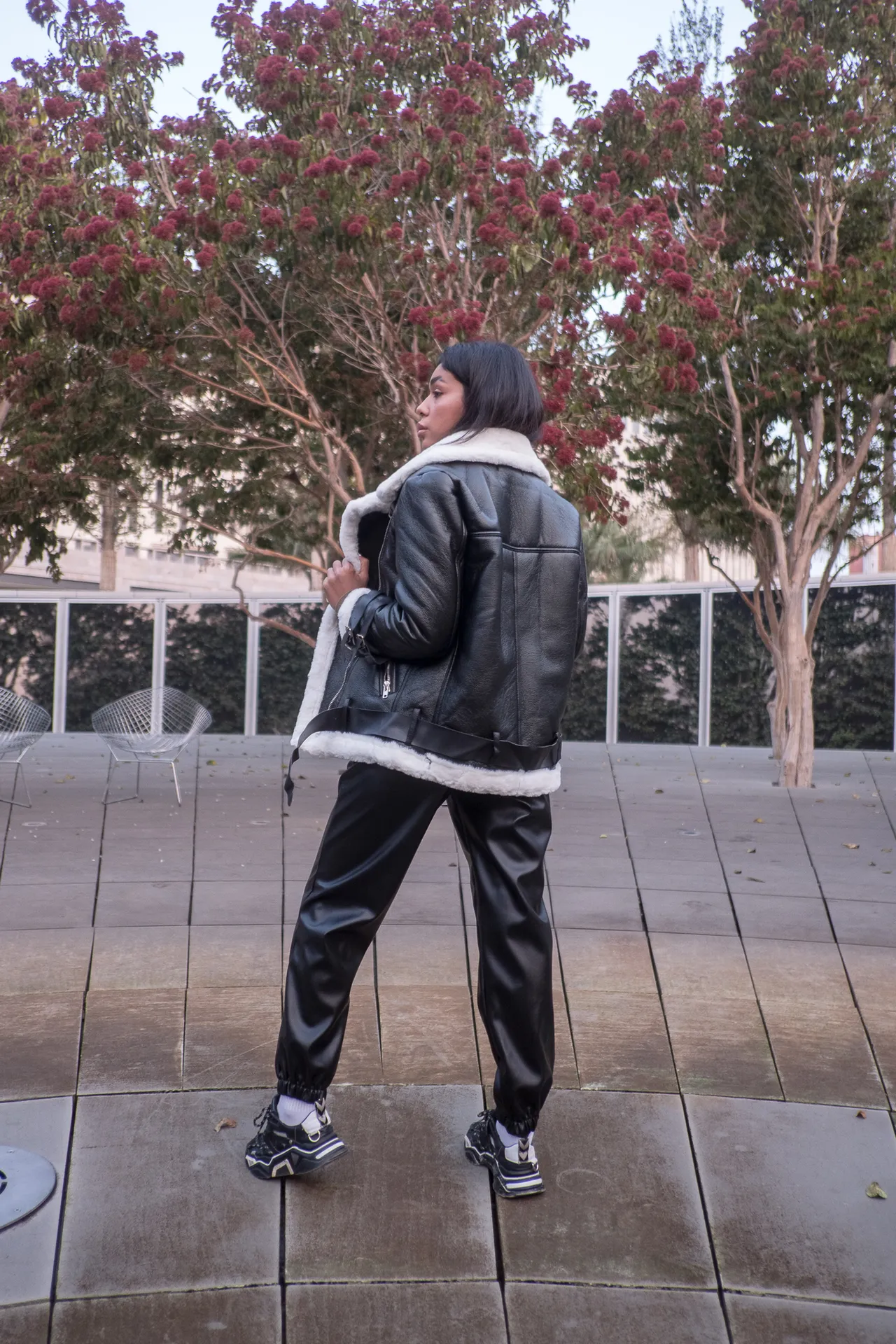 Черная дубленка с белым мехом женская недорого