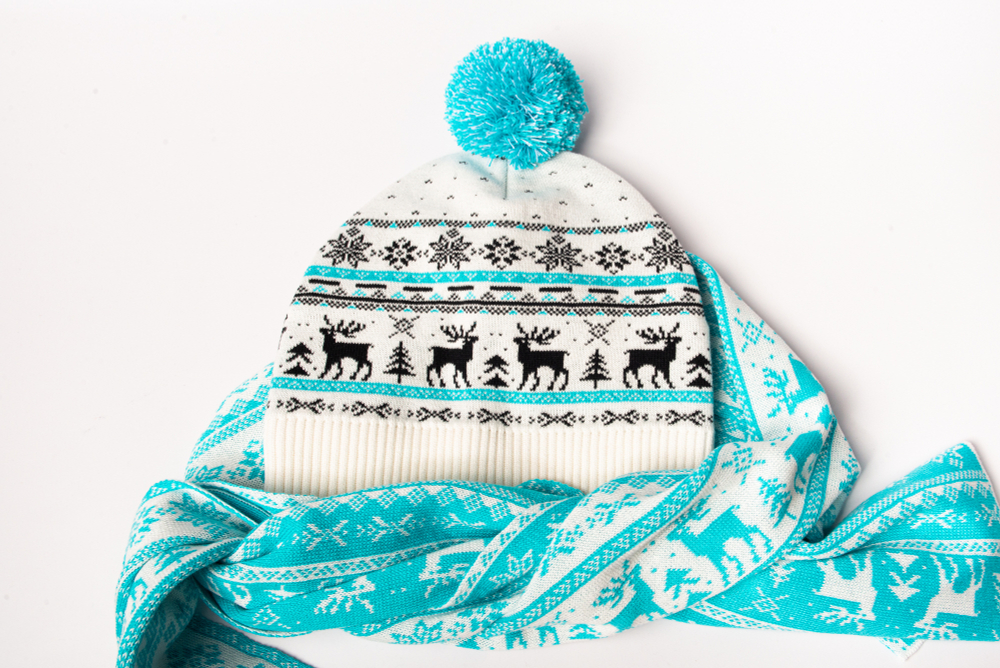 Бело-бирюзовый вязаный шарф с карельскими узорами и оленями