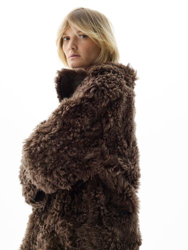 Длинная шуба из овчины шоколадного цвета