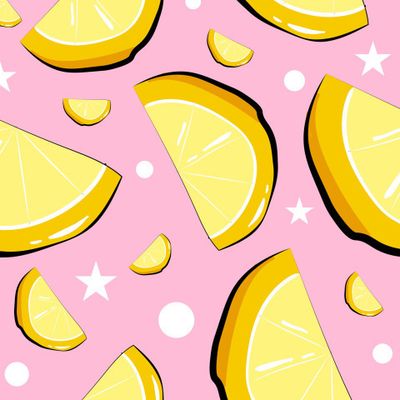 дольки лимона на розовом фоне