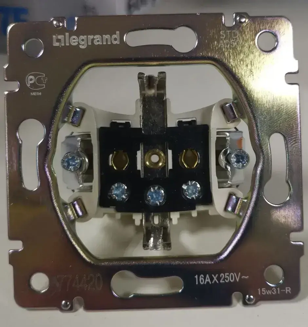 Розетка Legrand Valena + рамка 3 поста Белая