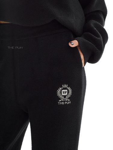 Черный костюм с вышивкой и воротом-поло