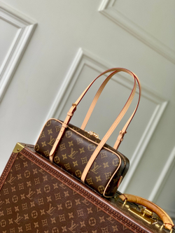 Louis Vuitton Hang On