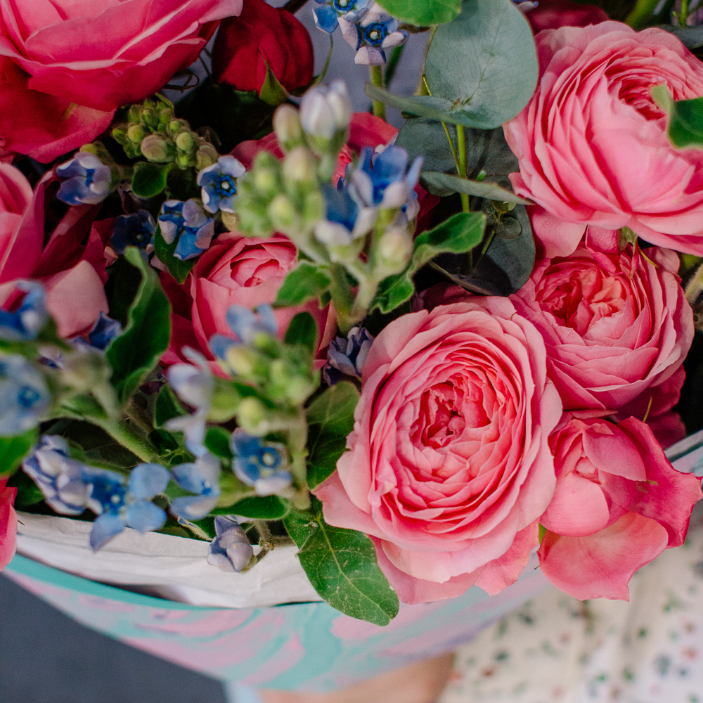 145. Выразительный яркий букет с кустовыми розами и оксипеталумом