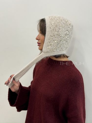 Вязаный бежевый чепчик из ангоры с пайетками