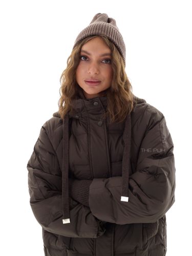 Тонкий пуховик с вязаным капюшоном в цвете шоколад