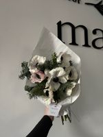 Букет из анемонов и хвои