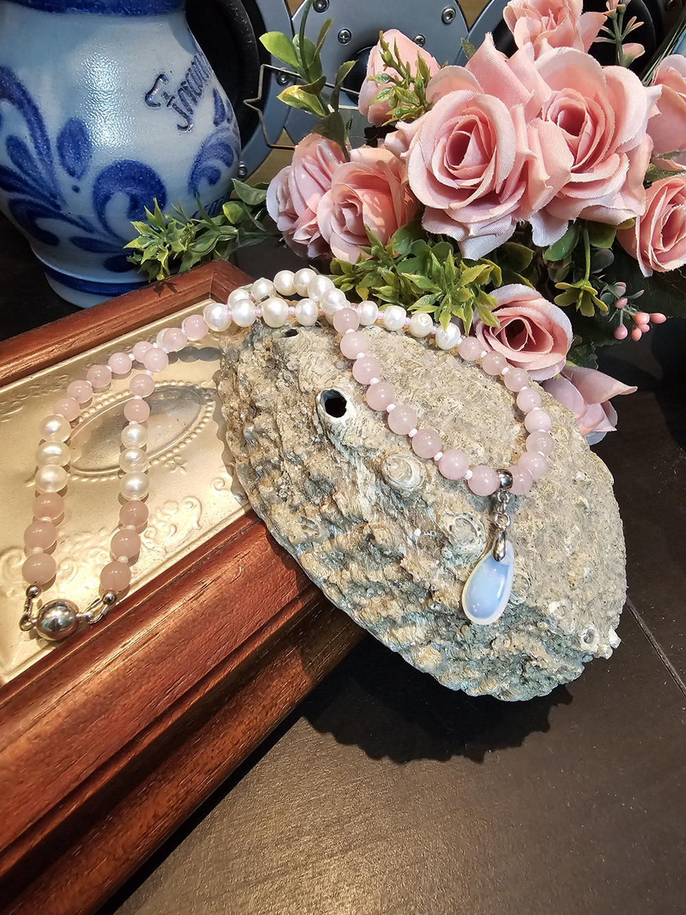 Колье авторское из натуральных камней "Розовая луна" Бижутерия на шею для женщин, девушек. Женское украшение.