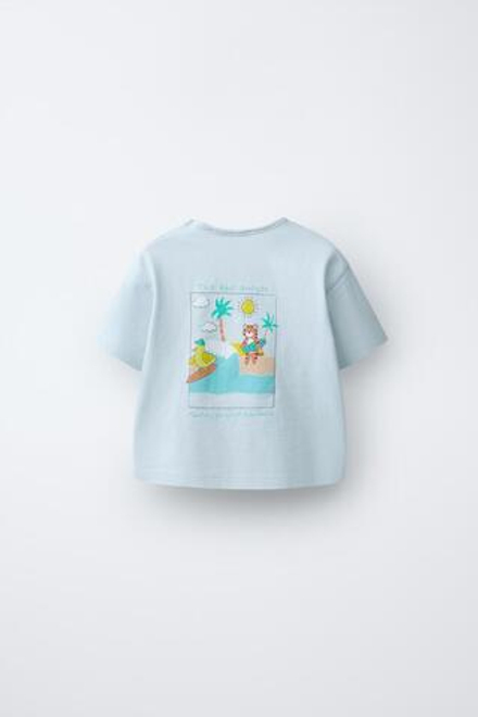 ZARA ФУТБОЛКА С ПРИНТОМ СЕРФИНГИСТОВ-ЖИВОТНЫХ, ПАСТЕЛЬНО-СИНИЙ
