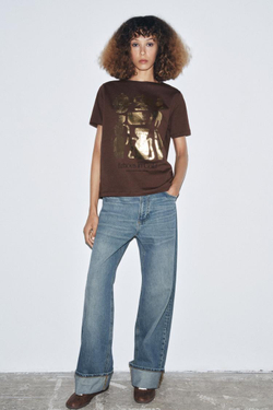 ZARA ФУТБОЛКА С МЕТАЛЛИЗИРОВАННЫМ ПРИНТОМ И КОРОТКИМИ РУКАВАМИ, ШОКОЛАДНЫЙ