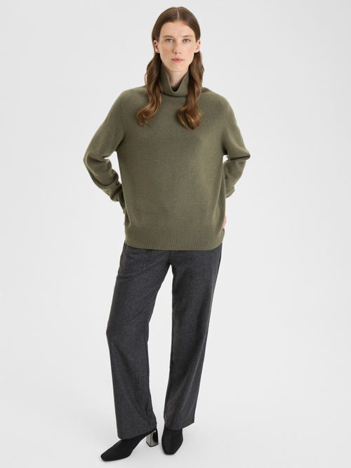 Объемный свитер с высокой горловиной