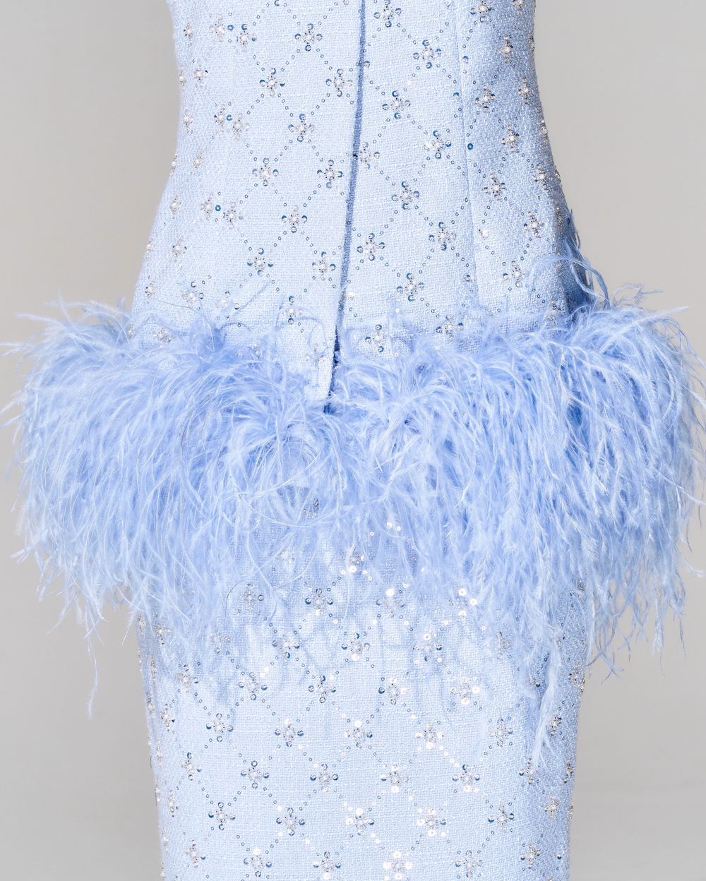 Жилет из премиального твида с отделкой перьями