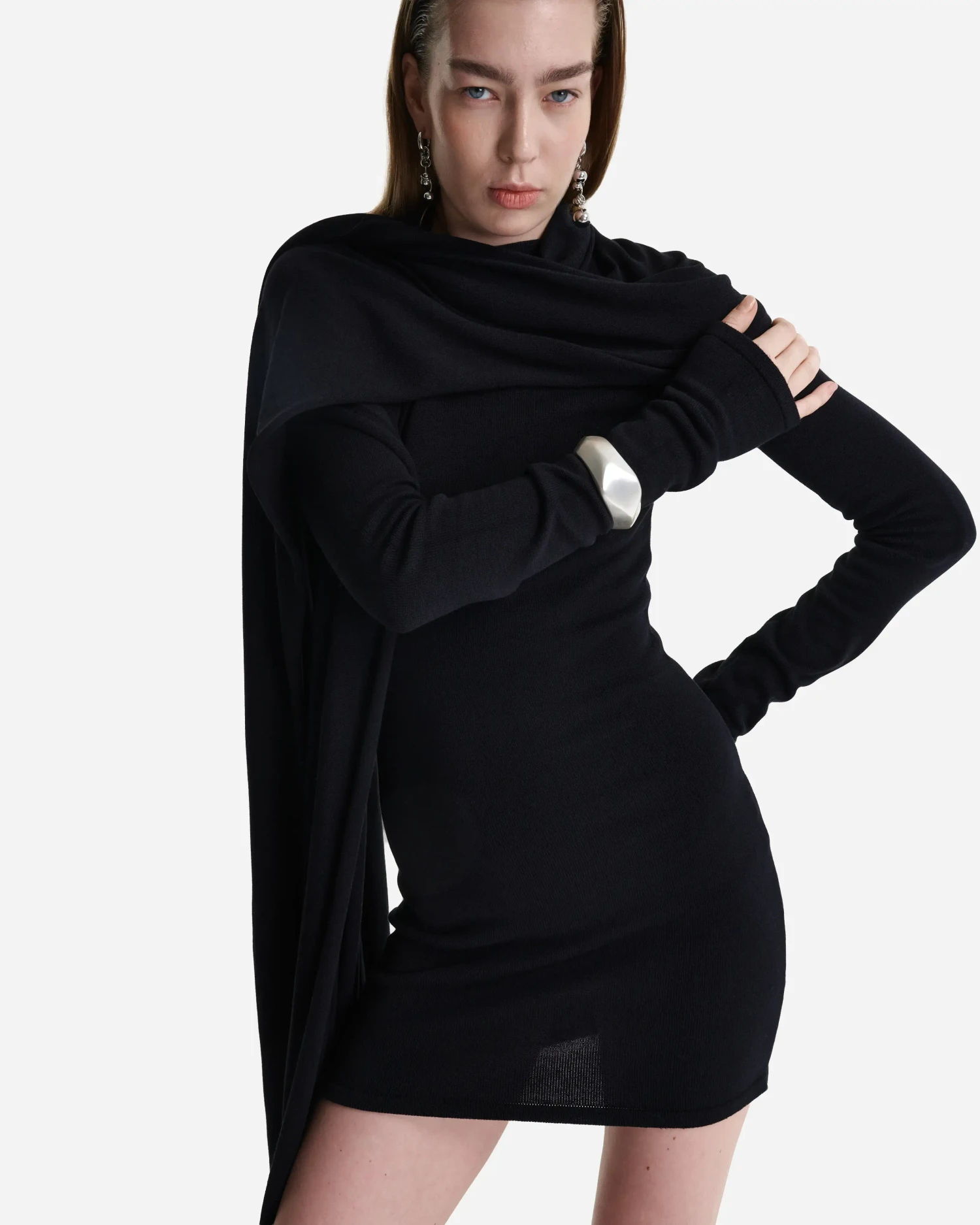 Вязаное платье мини с шарфом-шлейфом