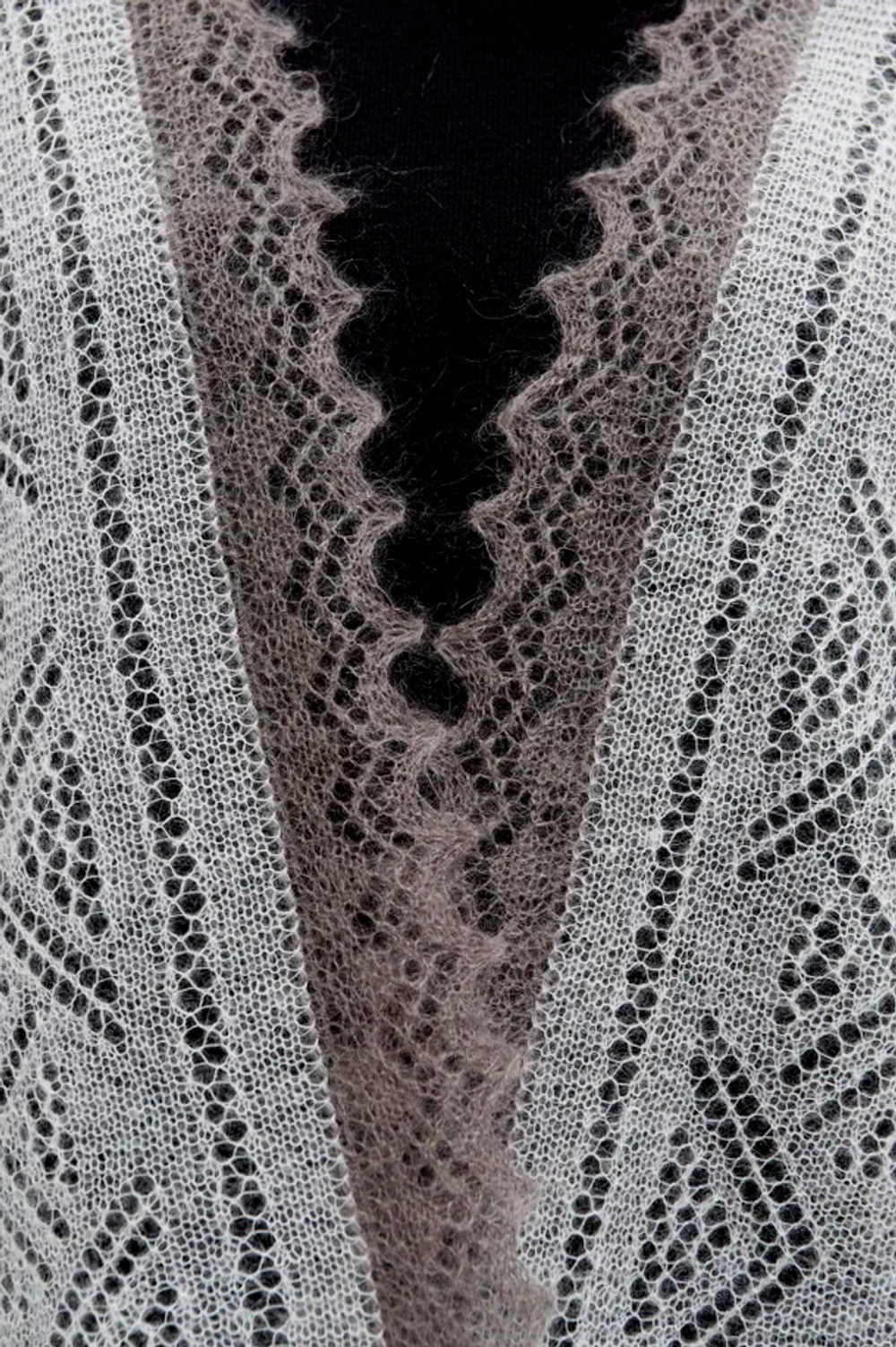 Оренбургский пуховый палантин двухцветный АИ16070-01/03 белый/серый