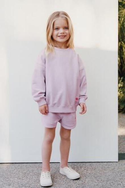 ZARA КОМПЛЕКТ ИЗ ОДНОТОННОЙ ТОЛСТОВКИ И ШОРТОВ С НАШИВКОЙ, СВЕТЛАЯ МАЛЬВА
