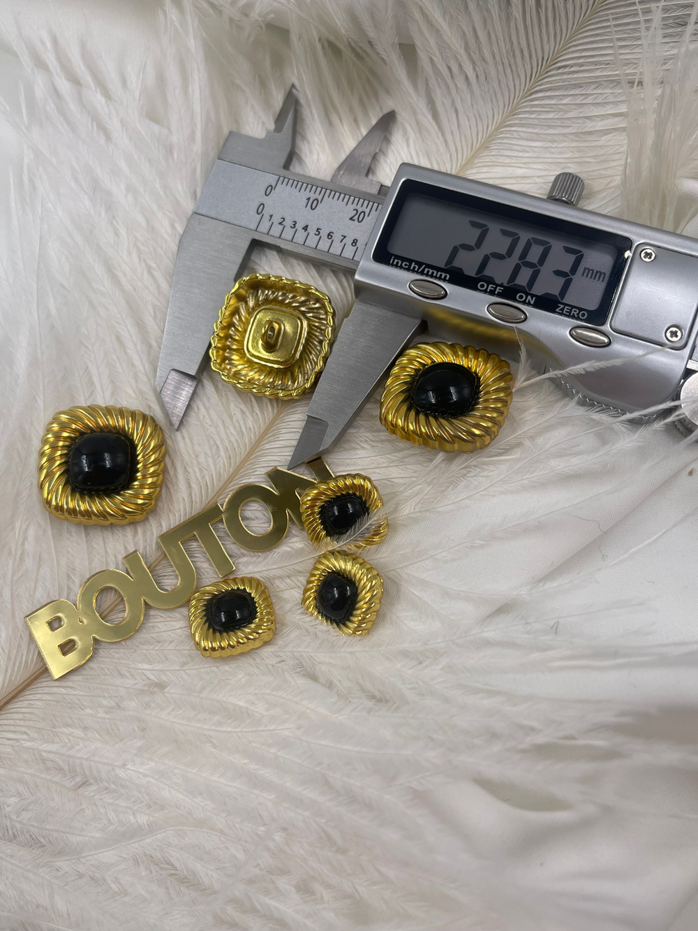 Пуговицы квадратные золотистые с черной эмалью