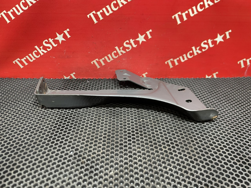 Кронштейн переднего бампера левый