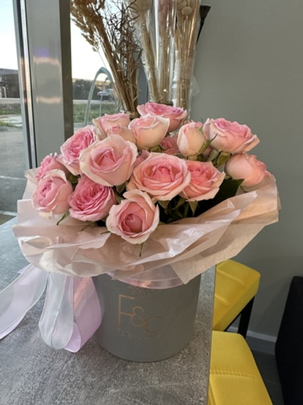 Кустовые розы в цилиндре