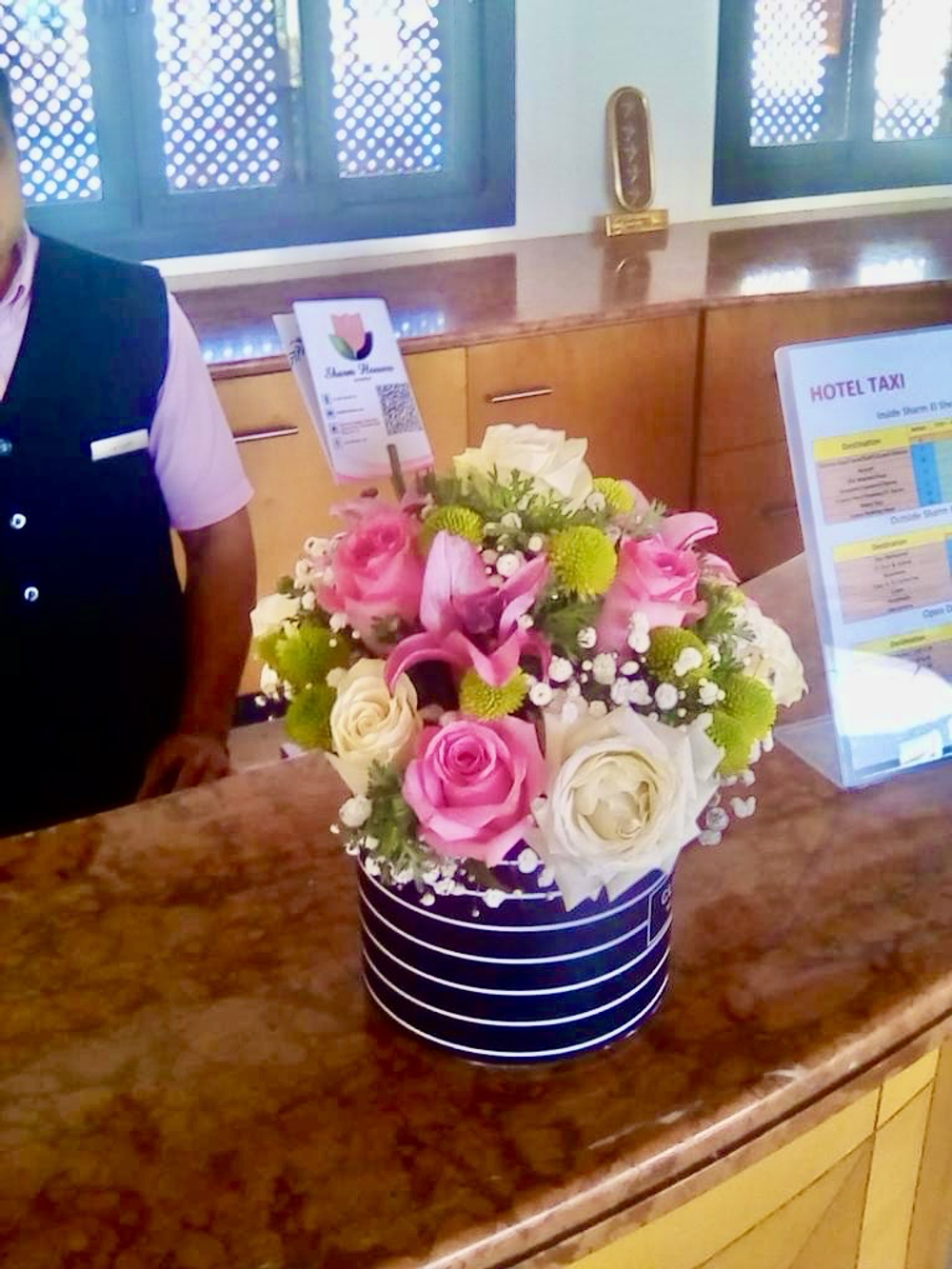 Смешанные цветы в круглой коробке