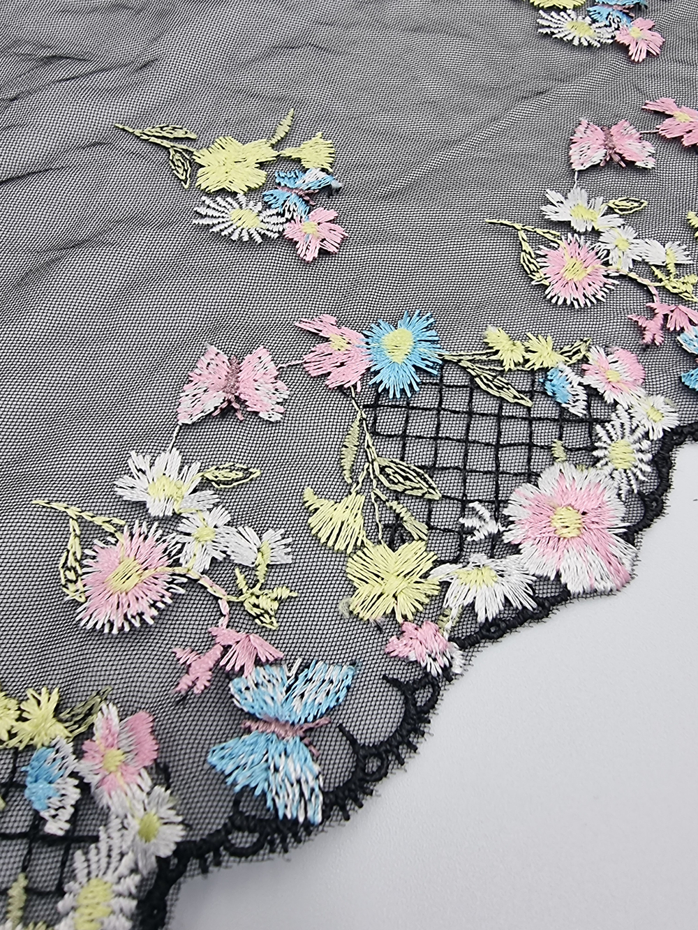 Вышивка на сетке черная/мультиколор К796 25 см