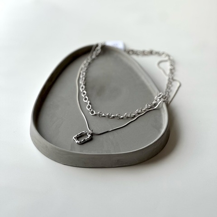 Цепочка двойная  металлическая с подвеской в серебряном цвете. 1139